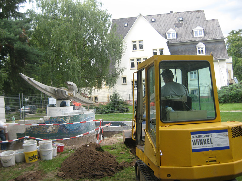 Beginn der Sanierungsarbeiten am Buchschlager Schneckenbrunnen